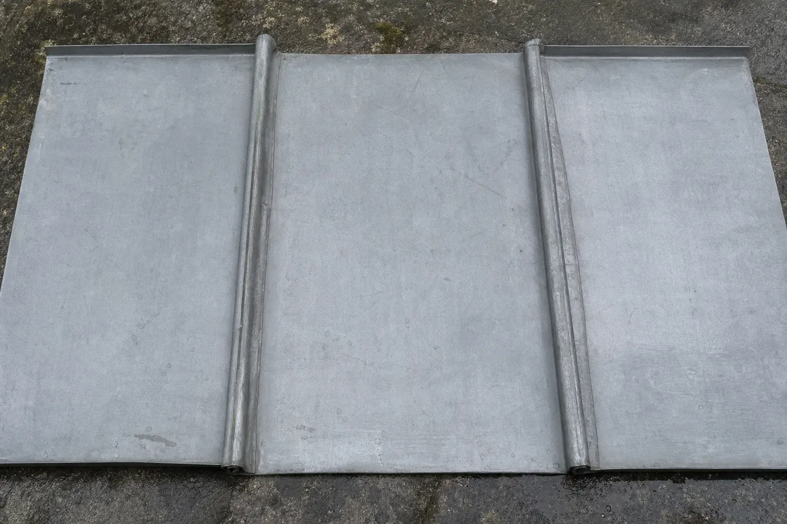 Feuille de zinc pliée en joint debout, patine grise mate et pli relevé sur toute la longueur